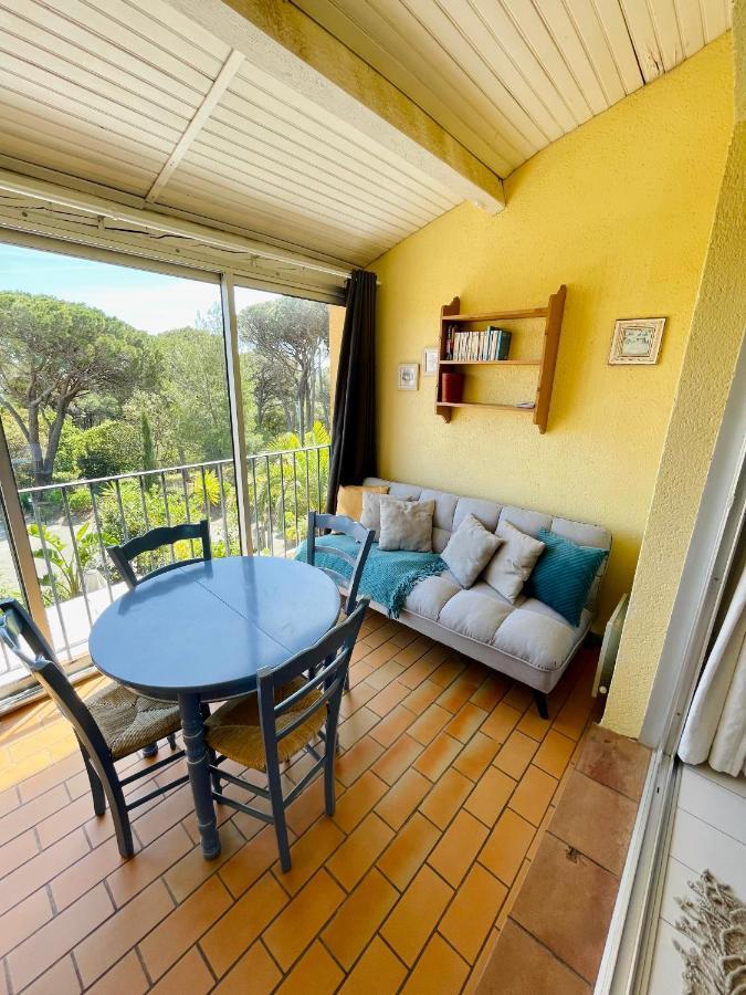 Bel Appartement Avec Mezzanine, Vue Mer Et Piscine Cogolin Exterior foto
